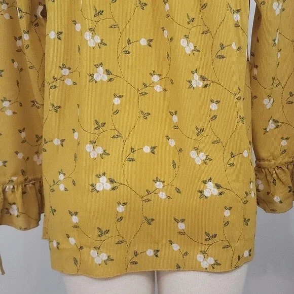 MODCLOTH Floral Lace V-neck Top size S - Picture 7 of 9